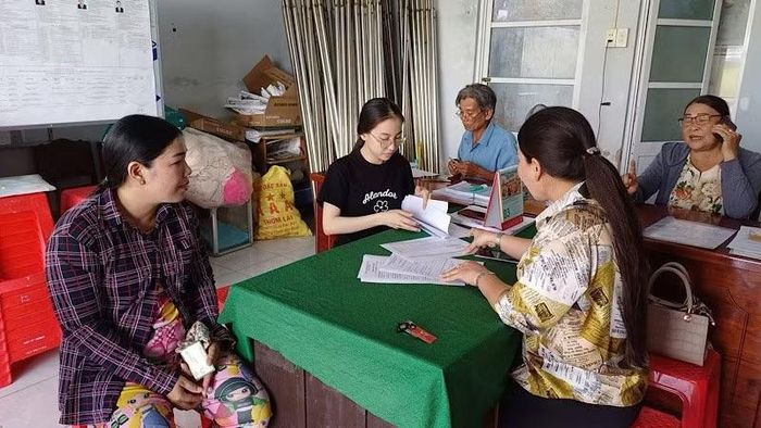 Cán bộ phường Phú Lợi hỗ trợ người dân giải quyết thủ tục hành chính tại cơ sở.