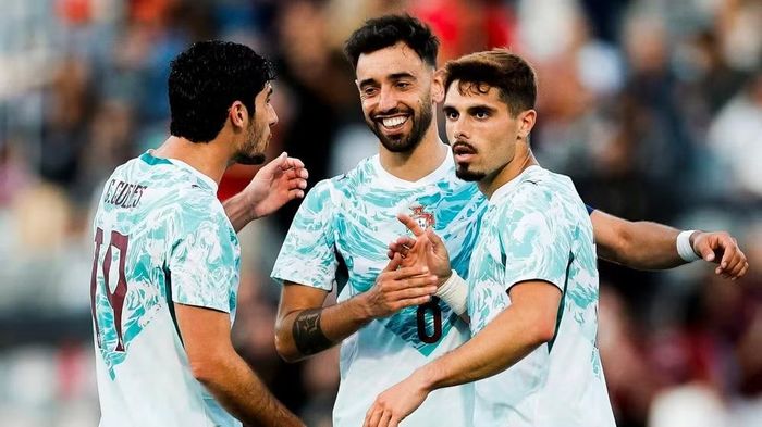 Bruno Fernandes tiếp tục khẳng định vai trò thủ lĩnh tuyến giữa. (Ảnh: FPF)