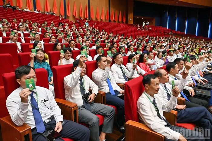 Đồng chí Lương Quốc Đoàn, Ủy viên Trung ương Đảng, Chủ tịch Hội Nông dân Việt Nam khóa VIII cùng các đại biểu tiến hành biểu quyết tại Đại hội.