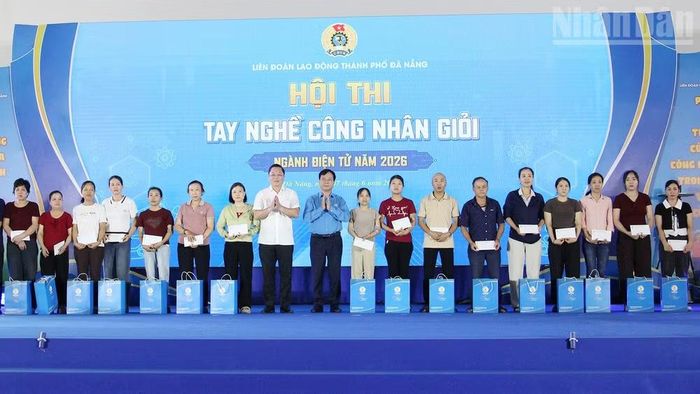 Tặng quà cho đoàn viên, người lao động mắc bệnh hiểm nghèo, bệnh nghề nghiệp.