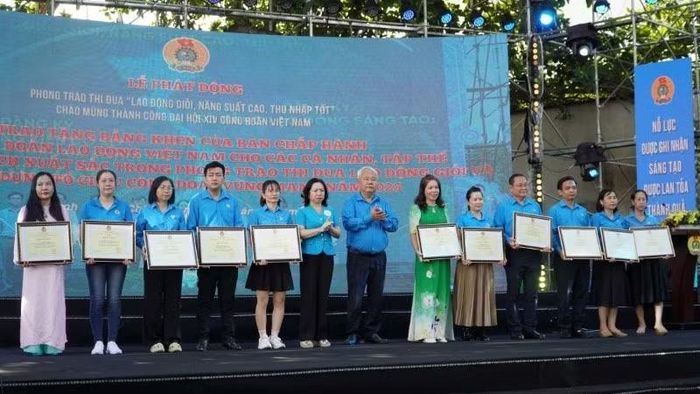 Trao tặng Bằng khen 11 tập thể, 12 cá nhân của Tổng Liên đoàn Lao động Việt Nam tại điểm cầu Thành phố Hồ Chí Minh. (Ảnh: ANH TÚ)