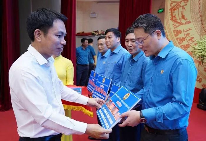Bí thư Đảng ủy Than Quảng Ninh, Phó Tổng Giám đốc Tập đoàn Than-Khoáng sản Nguyễn Huy Nam, trao khen thưởng đơn vị xuất sắc trong Tháng công nhân năm 2026 tại điểm cầu Quảng Ninh.