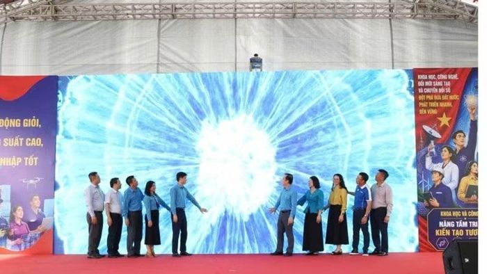 Nhấn nút phát động phong trào thi đua “Lao động giỏi, năng suất cao, thu nhập tốt” giai đoạn 2026-2031 tại điểm cầu Công đoàn Khoa học và Công nghệ Việt Nam. (Ảnh: ĐẶNG TIẾN)