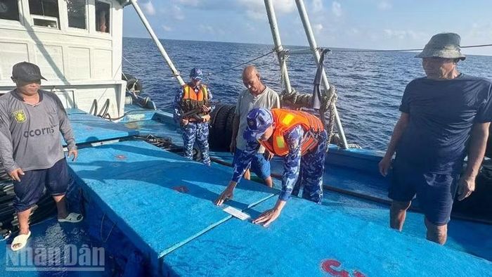 Lực lượng chức năng Bộ Tư lệnh Vùng Cảnh sát biển 4 niêm phong hàng hóa trên tàu ĐT 93734 TS.
