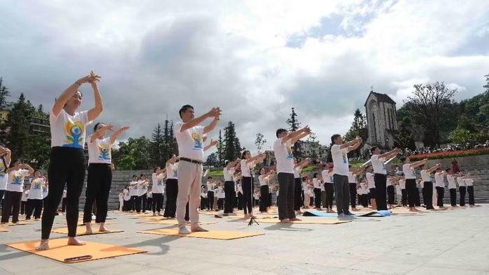 Màn đồng diễn với chủ đề “Yoga - Sa Pa trong sương” thu hút hàng nghìn người dân địa phương và du khách đến xem, cổ vũ.