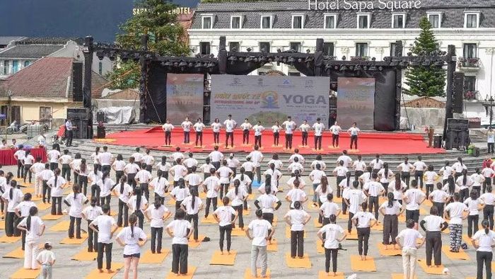 Gần 400 người cùng tham gia màn đồng diễn Yoga.