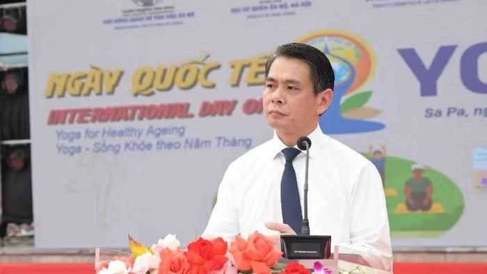 Phó Chủ tịch Ủy ban nhân dân phường Sa Pa Đặng Việt Dũng phát biểu chào mừng Ngày Quốc tế Yoga lần thứ XII năm 2026.