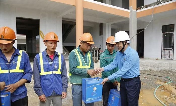Đồng chí Tẩn Minh Long, Chủ tịch Liên đoàn Lao động tỉnh Điện Biên trao quà tặng công nhân đang xây dựng Trường nội trú liên cấp Thanh Nưa.