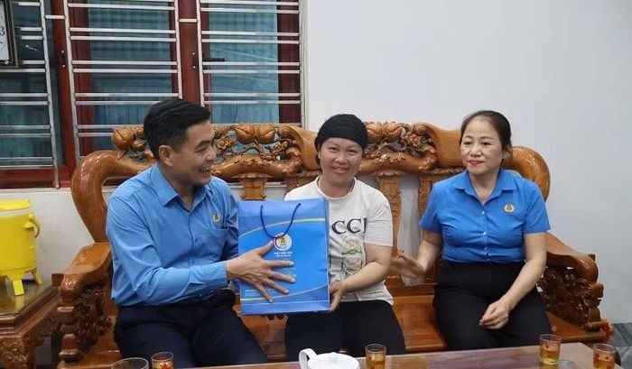Đồng chí Tẩn Minh Long, Chủ tịch Liên đoàn Lao động tỉnh Điện Biên trao quà, động viên đoàn viên công đoàn cơ sở Công ty cổ phần Chế biến nông sản Điện Biên.
