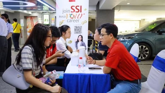 Tư vấn việc làm tại ngày hội.