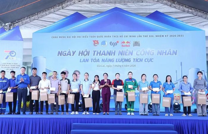 Ban tổ chức trao quà tặng thanh niên công nhân có hoàn cảnh khó khăn.