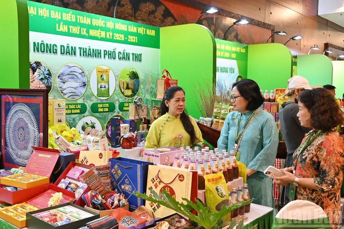 Các đại biểu tìm hiểu về sản phẩm nông nghiệp địa phương tại gian trưng bày của Hội Nông dân thành phố Cần Thơ.