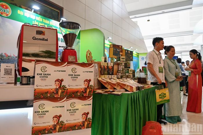Từ những cánh đồng lúa, vùng cây ăn quả, những làng nghề truyền thống đến các vùng sản xuất nông nghiệp công nghệ cao, các đại biểu mang theo niềm tự hào về quê hương, ngành nghề của mình cùng nhiều kỳ vọng vào thành công của Đại hội.