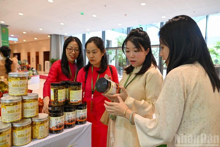 Các sản phẩm được lựa chọn trưng bày đều phản ánh rõ nét tiềm năng, lợi thế của nông nghiệp địa phương, đồng thời cho thấy sự năng động, sáng tạo của hội viên nông dân trong sản xuất, kinh doanh và xây dựng thương hiệu.