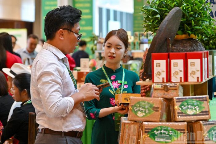 Đây cũng là dịp để các đại biểu có cơ hội gặp gỡ, giao lưu về những sản phẩm nông nghiệp tiêu biểu, đặc trưng của địa phương mình.