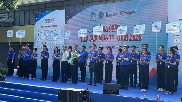 Các đội hình sinh viên tình nguyện ra mắt tại lễ ra quân.