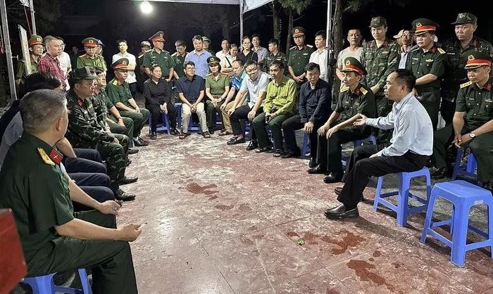 Đồng chí Nguyễn Văn Đoạt quán triệt yêu cầu lấy mẫu đến các bộ phận.