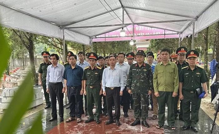 Đồng chí Nguyễn Văn Đoạt cùng thành viên Ban Chỉ đạo tìm kiếm, quy tập và xác định danh tính hài cốt liệt sĩ tỉnh Điện Biên dâng hương tưởng niệm các Anh hùng liệt sĩ tại nghĩa trang liệt sĩ Tuần Giáo.