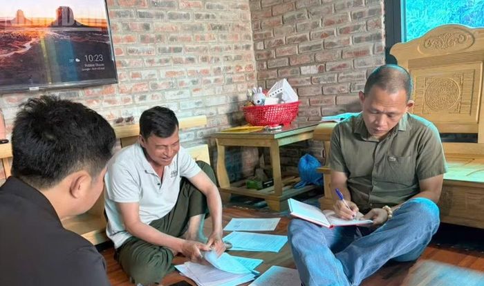 Ông Đặng Thế Hùng, tổ dân phố Chè Đen 2, phường Thảo Nguyên (ngồi giữa) làm việc và cung cấp cho phóng viên Báo Nhân Dân các tài liệu liên quan.