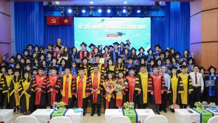 Các tân cử nhân, tân kỹ sư chụp ảnh lưu niệm.