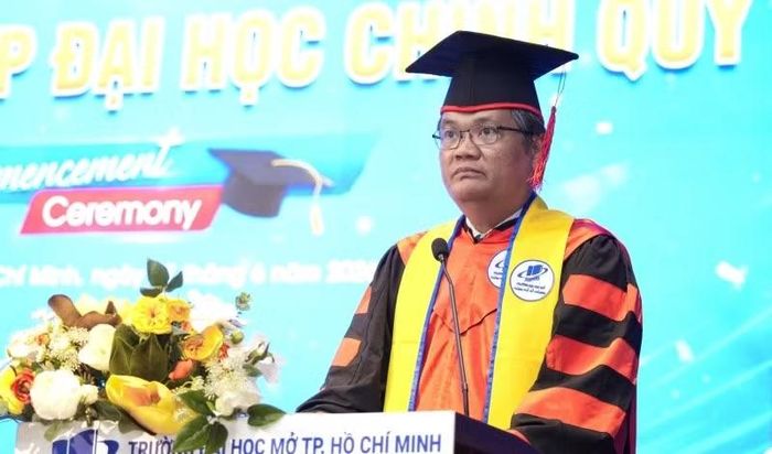 Giáo sư, Tiến sĩ Nguyễn Minh Hà, Hiệu trưởng Trường đại học Mở Thành phố Hồ Chí Minh phát biểu tại lễ tốt nghiệp.