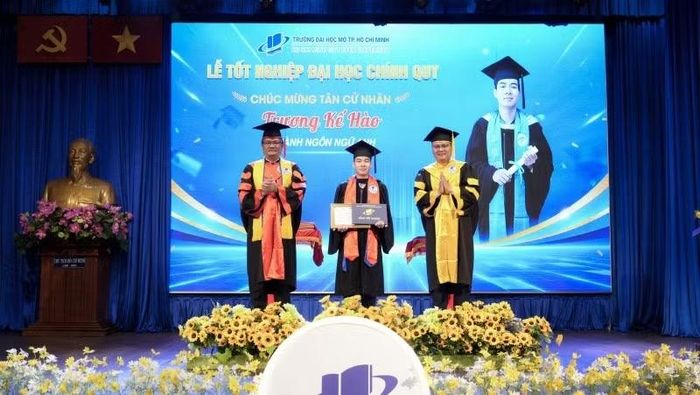 Trao bằng tốt nghiệp cho tân cử nhân.
