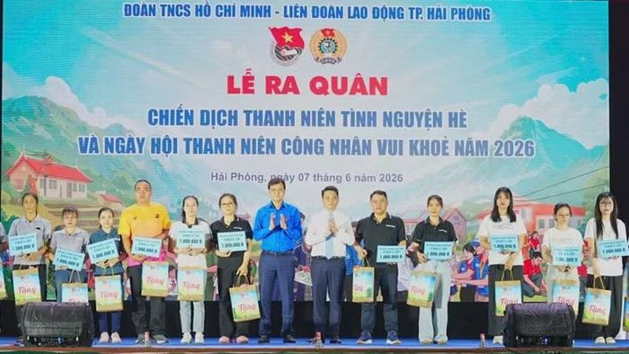 Các đồng chí Ủy viên Trung ương Đảng: Lê Ngọc Châu, Bí thư Thành ủy, Trưởng Đoàn đại biểu Quốc hội thành phố Hải Phòng; Bùi Quang Huy, Bí thư thứ nhất Trung ương Đoàn Thanh niên cộng sản Hồ Chí Minh trao quà cho thanh niên công nhân có hoàn cảnh khó khăn.