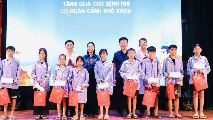 Các thành viên Ban tổ chức trao tặng quà cho các bệnh nhân nhi.