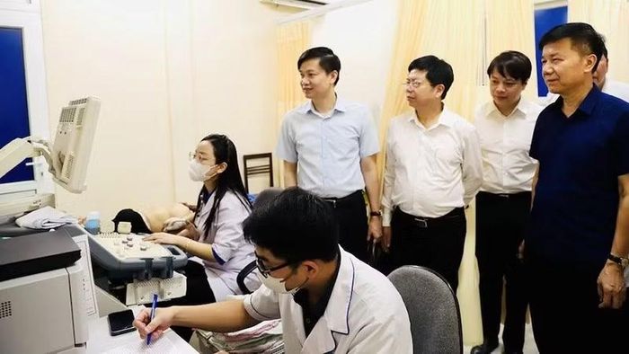 Các đại biểu tham quan vận hành thiết bị khám bệnh cho nhân dân.