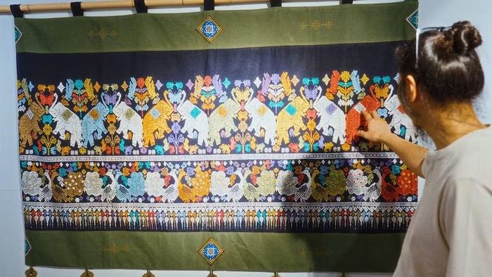 Các tác phẩm của họa sĩ Thái Tĩnh được thực hiện kết hợp với sản phẩm dệt tay của đồng bào các dân tộc.