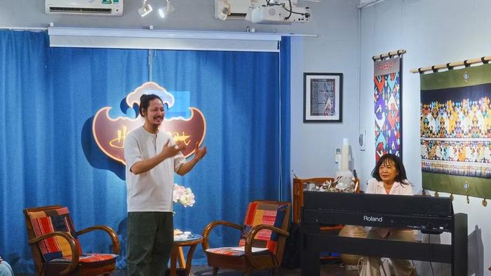 Họa sĩ Thái Tĩnh và nhà thơ Đinh Hoàng Anh tại buổi ra mắt không gian văn hóa Hiên Việt.