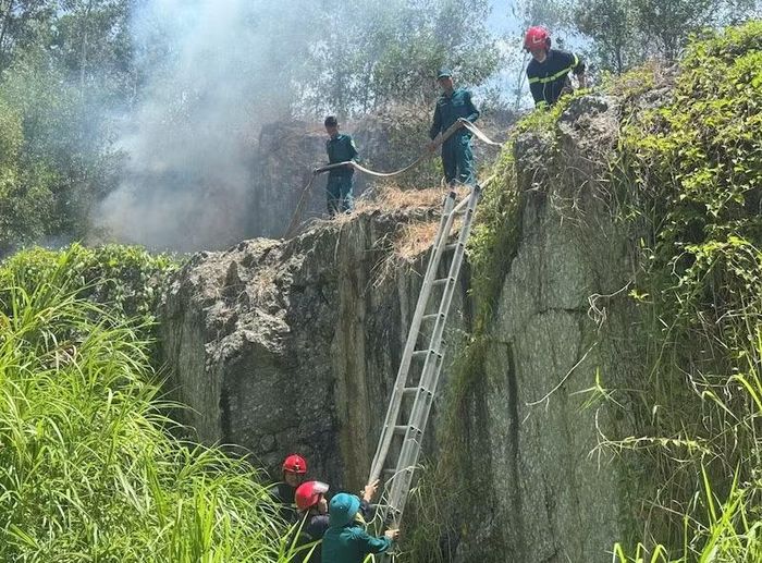 Khu vực xảy ra đám cháy có địa hình hiểm trở, khó tiếp cận.
