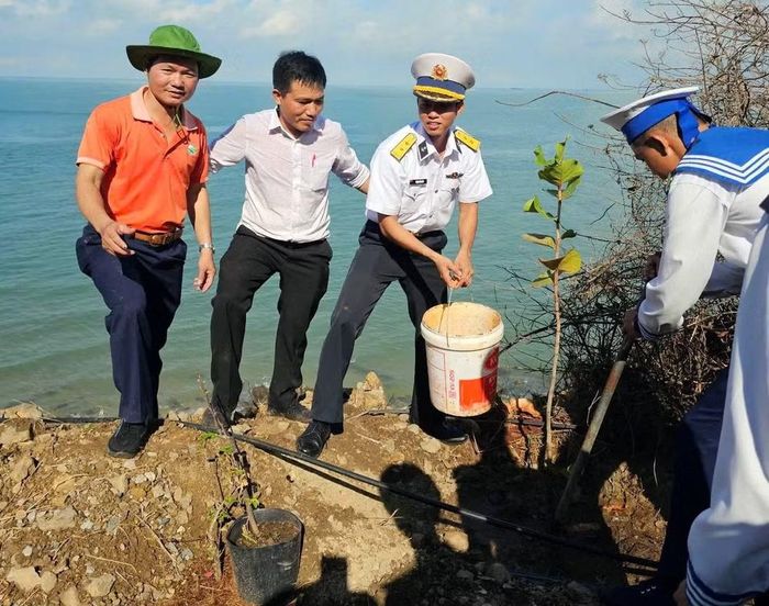Bộ đội hải quân và nhân dân Vũng Tàu cùng tham gia trồng cây bàng vuông Trường Sa ở mũi Nghinh Phong.