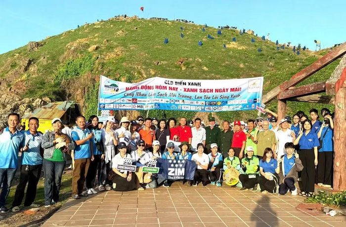 Ra quân trồng cây và nhặt rác ở mũi Nghinh Phong.