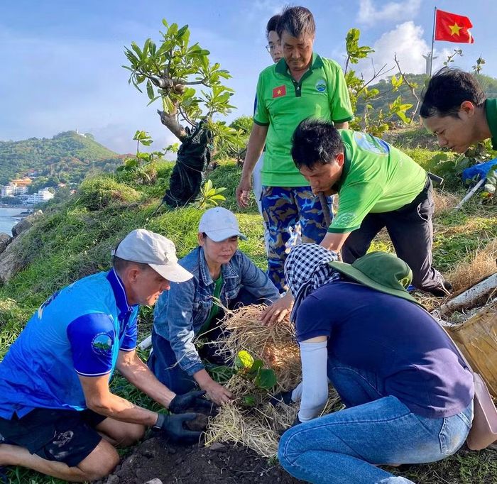 Ươm mầm xanh cho ngày mai ở mũi Nghinh Phong.