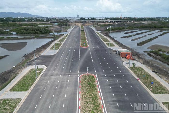 Biển báo giao thông và các công trình phụ trợ đã được lắp đặt đầy đủ, đáp ứng điều kiện khai thác.