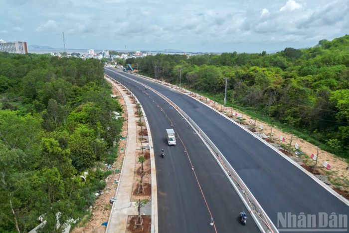 Nhiều đoạn trên tuyến đã được mở rộng lên 6 làn xe, với mặt đường mới khang trang, hiện đại, trải dài dọc theo bờ biển, tạo nên diện mạo mới cho hạ tầng giao thông khu vực.