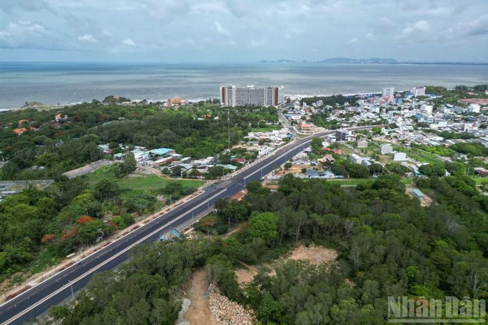 Tại khu vực Long Hải, mặt đường sau khi mở rộng cũng tạo không gian lưu thông thông thoáng hơn so với trước đây.
