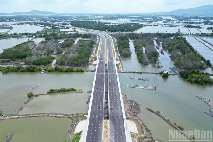 Trong khi đó, hạng mục cầu Cây Khế 2 cũng đã hoàn thành, tạo tuyến kết nối liên tục qua khu vực đầm lầy hướng về cầu Cửa Lấp.