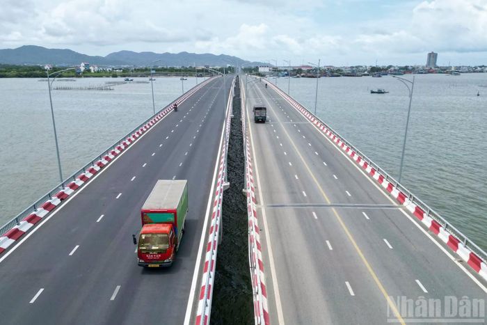Từ một tuyến đường ven biển được xây dựng cách đây khoảng hai thập kỷ, ĐT994 đang dần trở thành trục giao thông động lực mới của khu vực. Khi hoàn thành toàn bộ dự án, tuyến đường được kỳ vọng góp phần rút ngắn thời gian di chuyển, tăng cường kết nối du lịch, logistics, cảng biển và các khu công nghiệp ven biển phía nam.