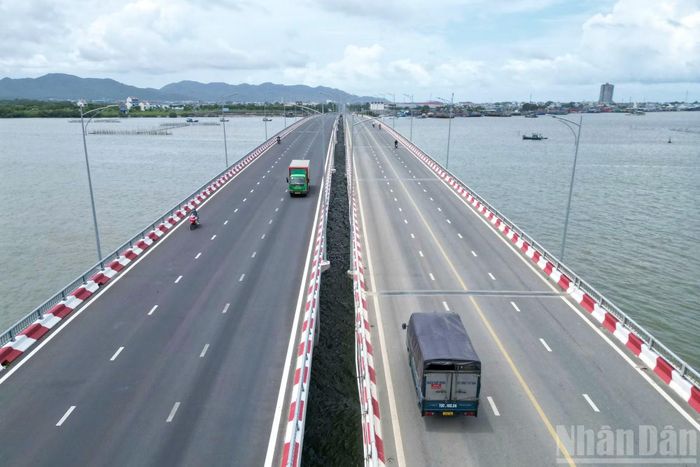 Cầu Cửa Lấp 2, dài hơn 700m, đã được đưa vào sử dụng sau thời gian thi công. Được xây dựng song song với cầu hiện hữu, công trình không chỉ nâng cao khả năng lưu thông mà còn tạo động lực phát triển cho tuyến giao thông ven biển kết nối khu vực phía đông Thành phố Hồ Chí Minh.