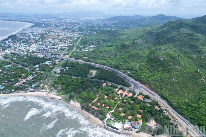 Tuyến đường ven biển ĐT994 dài gần 77km đang dần thành hình sau gần 3 năm thi công. Dự án được kỳ vọng trở thành trục giao thông động lực, kết nối du lịch, đô thị, cảng biển và các trung tâm kinh tế quan trọng, tạo đòn bẩy phát triển cho khu vực ven biển phía nam.