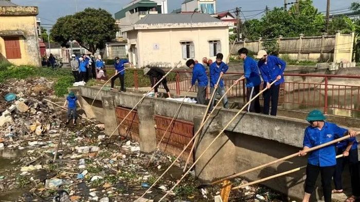 Đoàn viên, thanh niên Hải Phòng tham gia tích cực dọn vệ sinh môi trường.