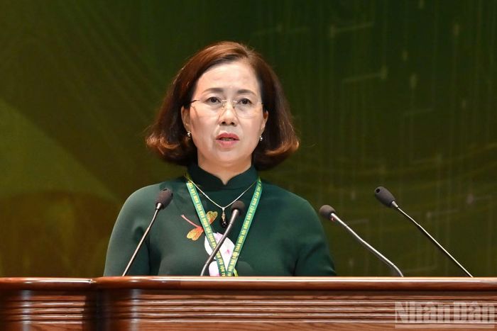 Phó Chủ tịch Ban Chấp hành Trung ương Hội Nông dân Việt Nam Bùi Thị Thơm trình bày dự thảo Quy chế bầu cử của Đại hội tại phiên làm việc.
