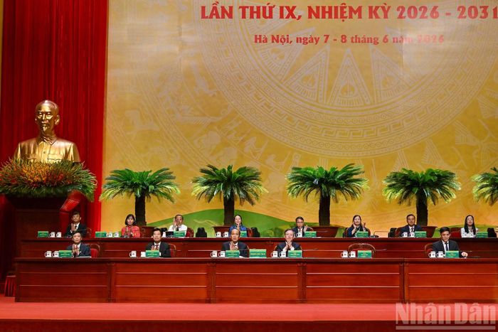  Đoàn Chủ tịch điều hành phiên làm việc chiều ngày làm việc thứ nhất Đại hội đại biểu toàn quốc Hội Nông dân Việt Nam lần thứ IX. 