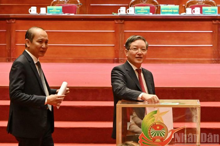 Các đồng chí lãnh đạo Trung ương Hội Nông dân Việt Nam khóa VIII bỏ phiếu bầu Ban Chấp hành Trung ương Hội Nông dân Việt Nam khóa IX.