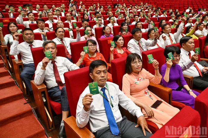Các đại biểu biểu quyết tại phiên làm việc.
