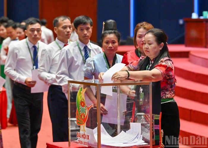 Các đại biểu bỏ phiếu bầu Ban Chấp hành Trung ương Hội Nông dân Việt Nam khóa IX.