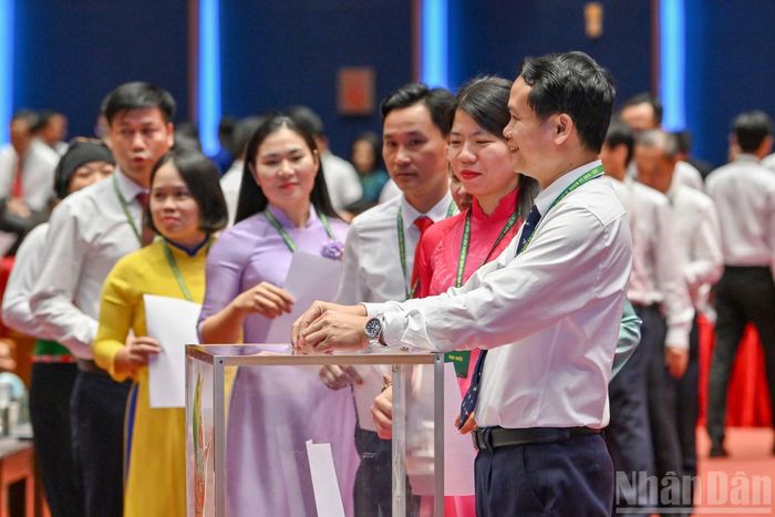 Các đại biểu bỏ phiếu bầu Ban Chấp hành Trung ương Hội Nông dân Việt Nam khóa IX.