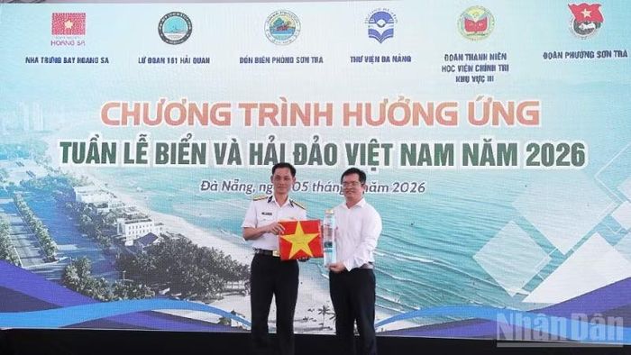 Thượng tá Nguyễn Công Khương, Phó Lữ đoàn trưởng, Lữ đoàn 161 trao tặng mẫu nước biển lấy từ vùng biển Hoàng Sa cùng cờ Tổ quốc của các tàu thực hiện nhiệm vụ trên biển.